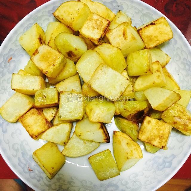 土豆削皮切块放油锅炸至金黄