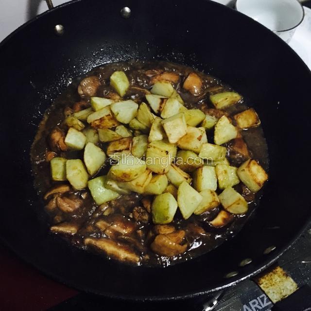 香菇入味后加入土豆翻炒，汤汁少时可以加入适量的水