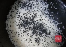 芝麻营养粥的做法图解1