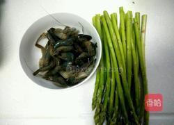 芦笋炒河虾的做法图解1