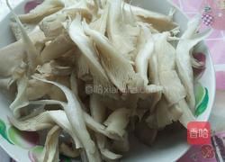 蘑菇炒青菜的做法图解1