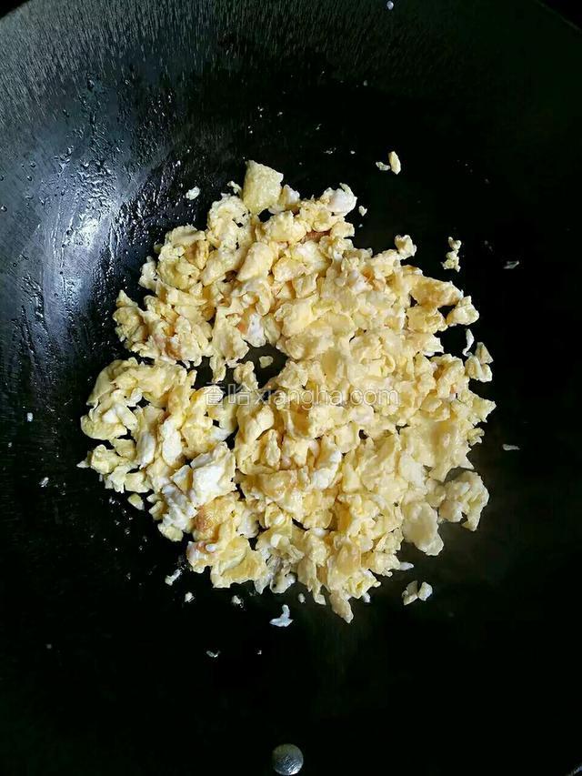 起锅热油倒入打散的鸡蛋炒熟，用筷子搅碎盛出备用