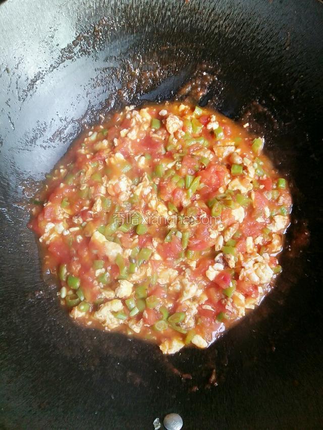 接着倒入炒好的鸡蛋翻拌均匀