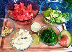 鲜虾牛油果色拉的做法图解2