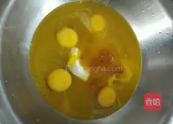 Illustration of how to make shredded coconut jam shortbread 6