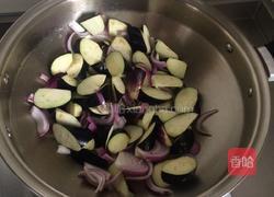 洋葱烧茄子的做法图解3