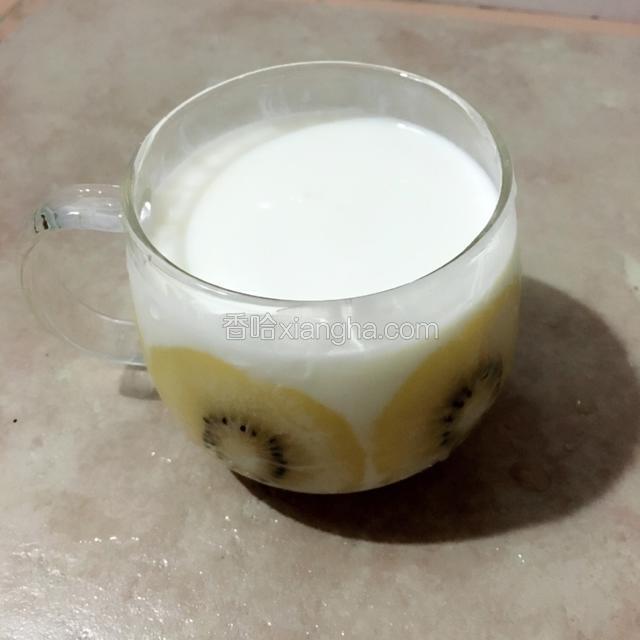 把切好的奇异果紧贴在杯子的边上，倒入酸奶