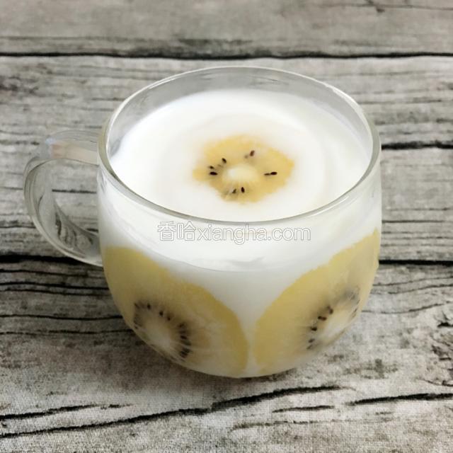 可以放点东西在上面装饰一下，美美的奇异果酸奶杯就做好了
