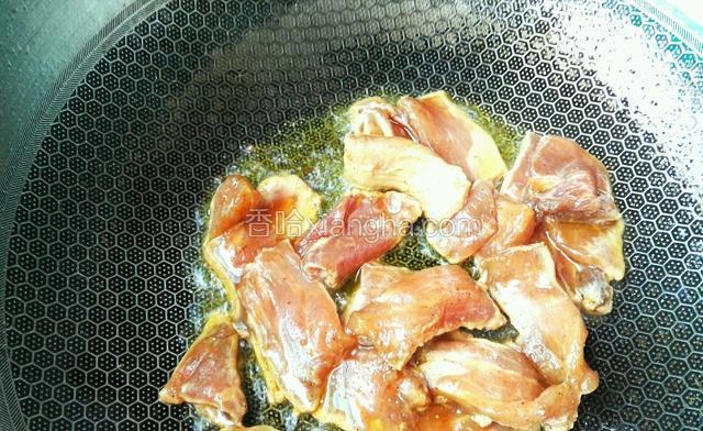 坐锅加油7成热后，加入腌制好的肉片，炒至断生盛出。
