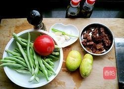 土豆牛肉烩豆角的做法图解1