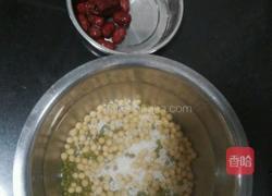 枣豆豆粥的做法图解1