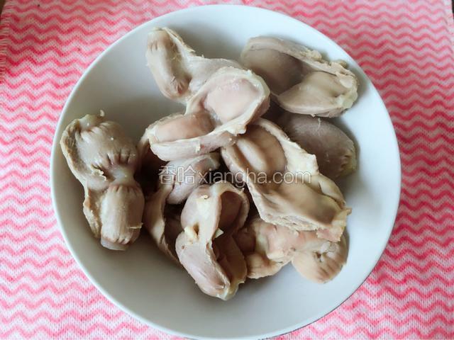 鸭珍煮熟后，改刀切片