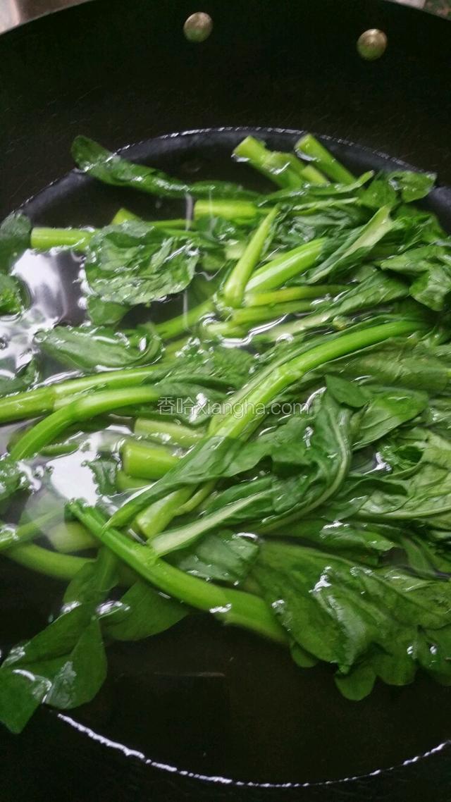 水烧开，菜心焯水质深绿色