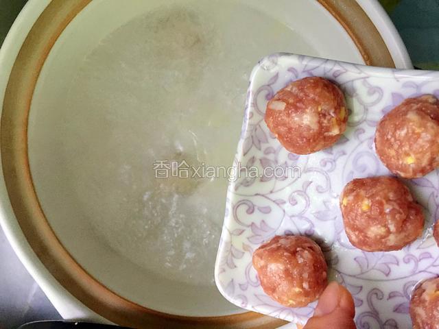 锅中加水烧开后下入肉丸子、少许姜末和油，加盖煮6分钟，顺便打好蛋液