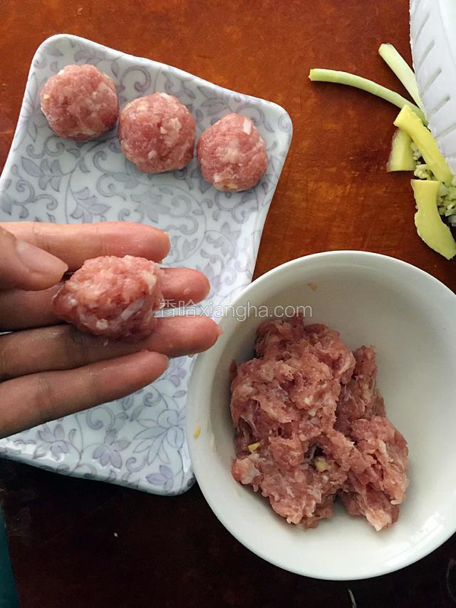 肉馅搓成小丸子