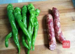 青椒炒腊香肠的做法图解1