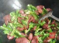 青椒炒腊香肠的做法图解7