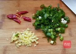 香肠炒西芹的做法图解1