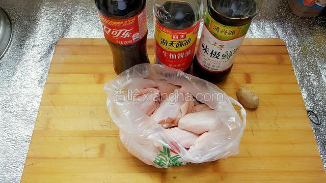 准备材料，可乐，生抽，味达美