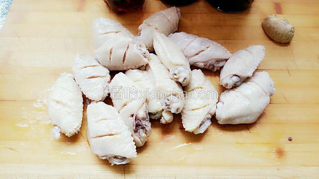 把翅中上面割几道小口方便入味