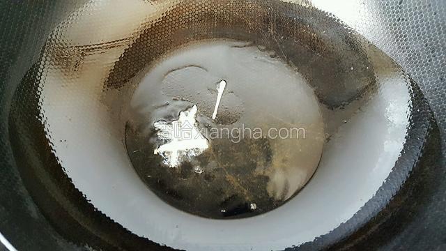 锅中放入少许油，用姜丝呛锅