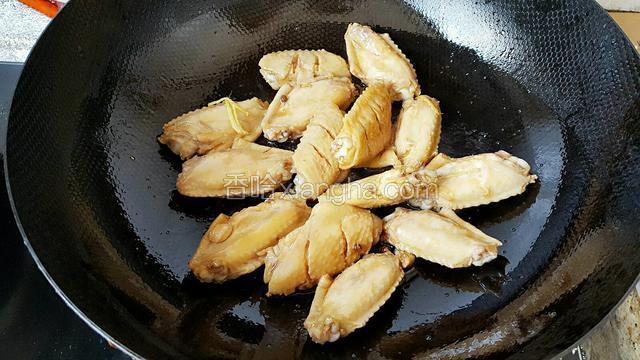 放入翅中翻炒一会