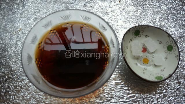 把准备好的料和两块冰糖放入