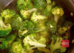 西兰花炒萝卜片的做法图解6