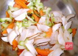 西兰花炒萝卜片的做法图解10