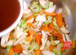 西兰花炒萝卜片的做法图解12