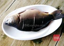 啤酒烧鲤鱼的做法图解2