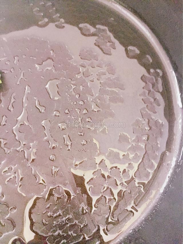 不粘锅内刷上一层油