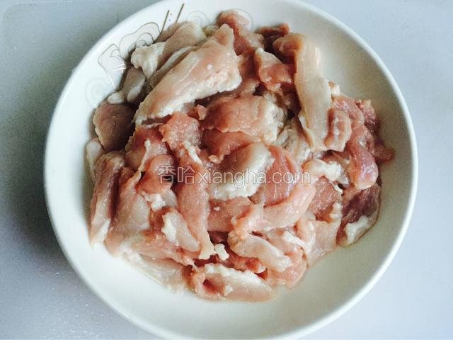 肉切片备用，大部分人都用五花肉…我怕太肥腻于是还是把肥肉切掉了……