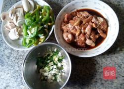 青椒炒鸡肉的做法图解1