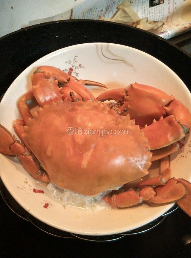 将螃蟹放入烧开的水中蒸十分钟，水里倒半袋料酒，为了让蒸出来的螃蟹吸收料酒的香味以及去腥。