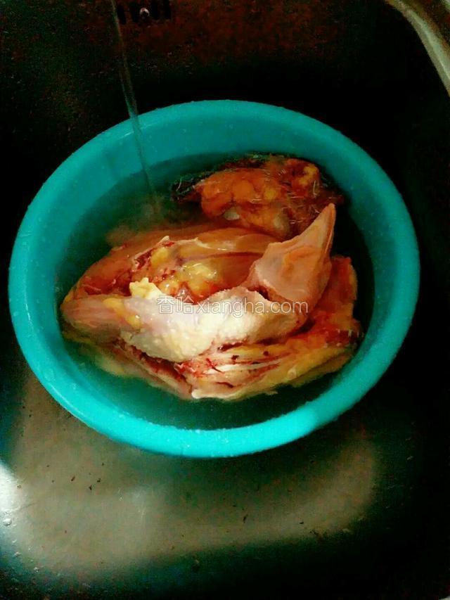 把半边鸡肉洗净，沥水备用。强调：不要切成小块，不要切成小块！