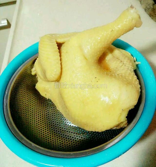 把鸡肉架起来，沥干水份。