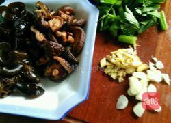 香菇黑木耳炒芹菜(降血压的菜)的做法图解1