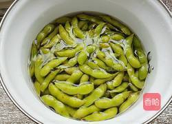 盐水毛豆的做法图解1