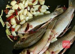 麻辣小鲫鱼的做法图解2