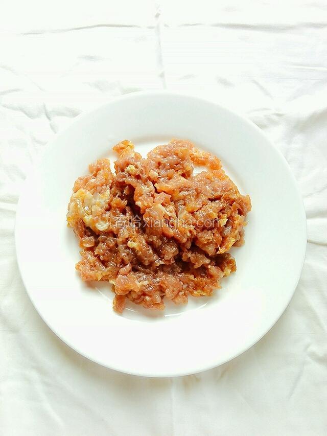 肉末加盐，腌15分钟