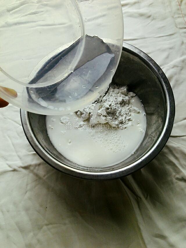 水倒入拉肠粉中