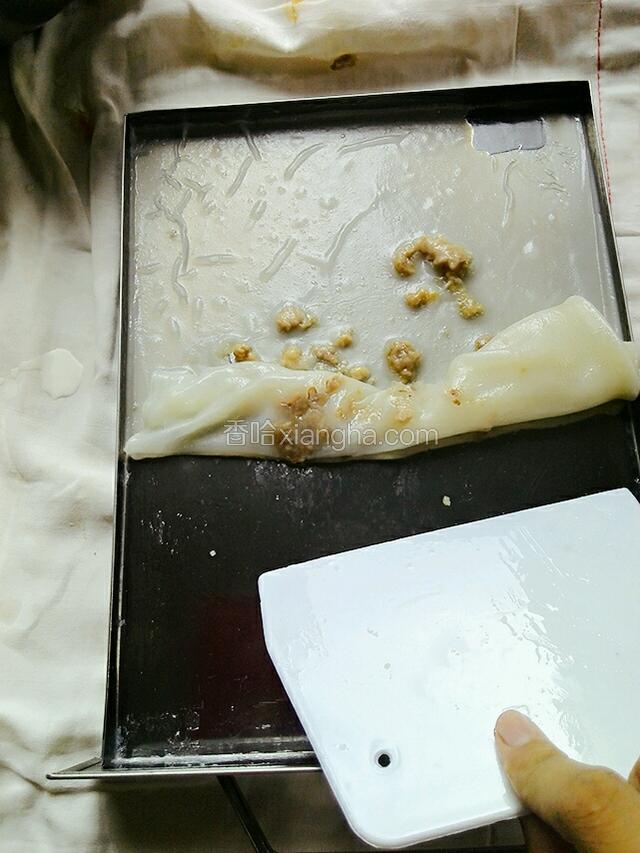 用刮刀刮起
