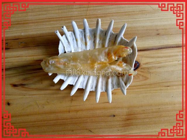 花胶提前一晚上浸泡，可放几片姜在清水中去除腥味，泡一晚上后放入沸水中回温5分钟，再用冷水泡，洗净。