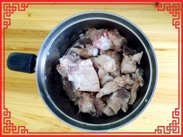 将肉类洗净放入沸水中汆烫，去除油脂杂质（去腥），捞起沥水