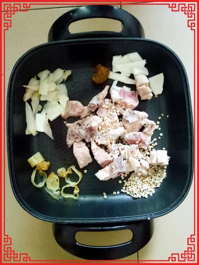 将所以食材放入锅中，倒入月1.5到2升水