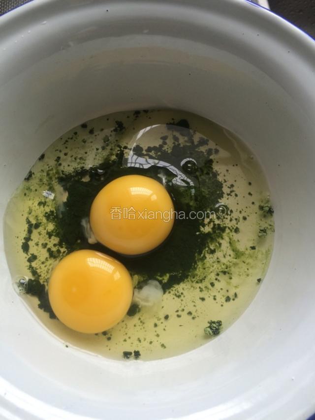 抹茶粉打入鸡蛋，混合均匀