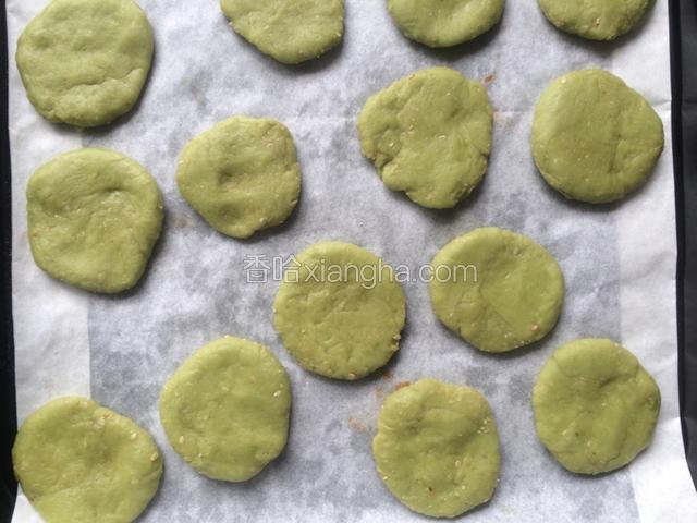 分割成小面团，按压成饼状
