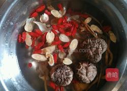 海带猪骨汤的做法图解1