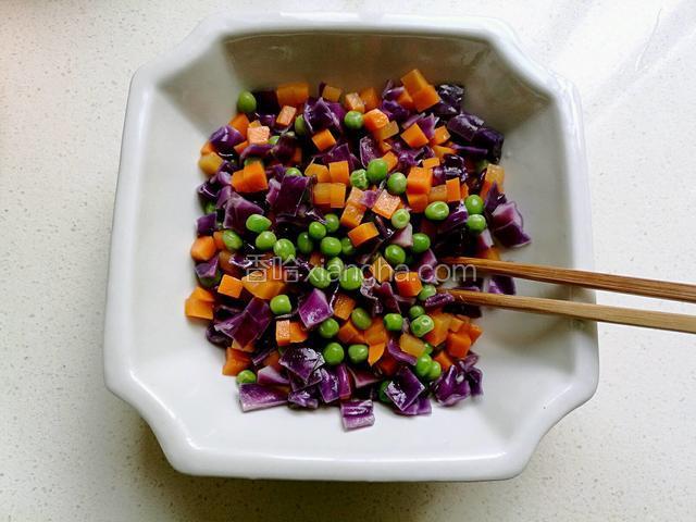 搅拌均匀，使菜粒更鲜艳。